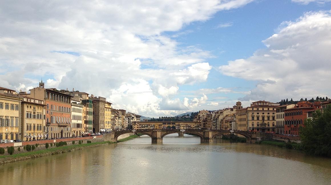 Vista de uma das pontes do Rio Arno, em Florença.